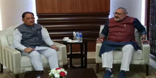 केंद्रीय वस्त्र मंत्री गिरिराज सिंह से मुलाकात कर छत्तीसगढ़ में टेक्सटाइल उद्योग के संबंध में चर्चा करते हुए मुख्यमंत्री विष्णु देव साय केंद्रीय वस्त्र मंत्री गिरिराज सिंह से मुलाकात कर छत्तीसगढ़ में टेक्सटाइल उद्योग के संबंध में चर्चा करते हुए मुख्यमंत्री विष्णु देव साय