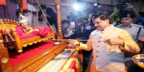 केन्द्रीय जेल भोपाल में जन्माष्टमी कार्यक्रम में लड्डू गोपाल को झुला झुलाते हुए मुख्यमंत्री केन्द्रीय जेल भोपाल में जन्माष्टमी कार्यक्रम में लड्डू गोपाल को झुला झुलाते हुए मुख्यमंत्री