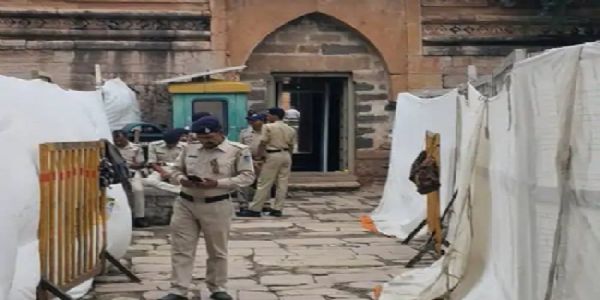 भोजशाला के पास तैनात पुलिसकर्मी भोजशाला के पास तैनात पुलिसकर्मी