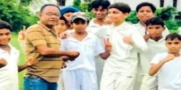 मैच जीतने पर अतिथि द्वारा ट्रॉफी लेती विजेता सेंट पॉल एकेडमी की टीम। मैच जीतने पर अतिथि द्वारा ट्रॉफी लेती विजेता सेंट पॉल एकेडमी की टीम।