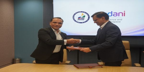 अडाणी डिफेंस और इंडो-रशियन राइफल्स के बीच समझौते को जारी फोटो अडाणी डिफेंस और इंडो-रशियन राइफल्स के बीच समझौते को जारी फोटो