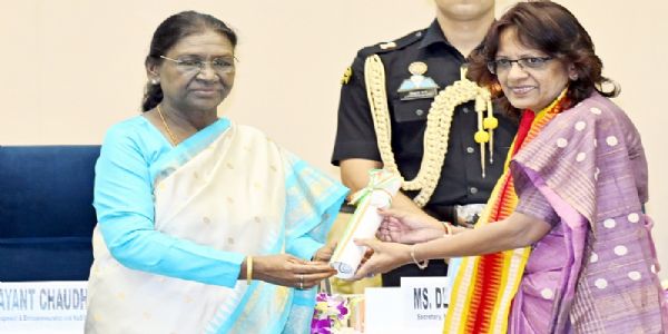 राष्ट्रपति द्रौपदी मुर्मु मध्य प्रदेश की शिक्षका को सम्मानित करते हुए राष्ट्रपति द्रौपदी मुर्मु मध्य प्रदेश की शिक्षका को सम्मानित करते हुए