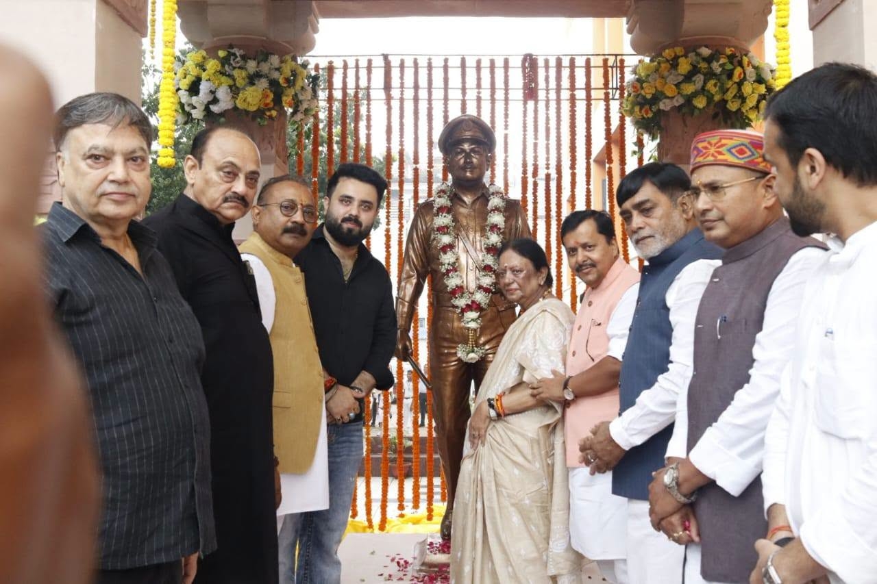 पद्मश्री आचार्य किशोर कुणाल की प्रतिमा का अनावरण