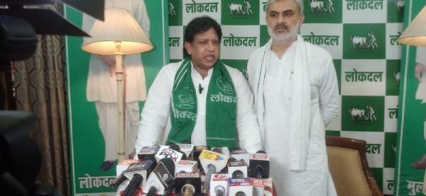 लोकल के राष्ट्रीय अध्यक्ष सुनील सिंह जानकारी देते हुए