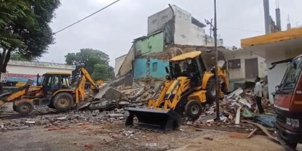 सहारनपुर कलेक्ट्रेट परिसर में अवैध मस्जिद पर ध्वस्तीकरण की कार्रवाई करते बुलडोजर सहारनपुर कलेक्ट्रेट परिसर में अवैध मस्जिद पर ध्वस्तीकरण की कार्रवाई करते बुलडोजर