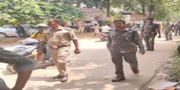 अड्डेबाजी रोकने के लिए संवेदनशील इलाकों में पुलिस ने की पैदल गश्ती