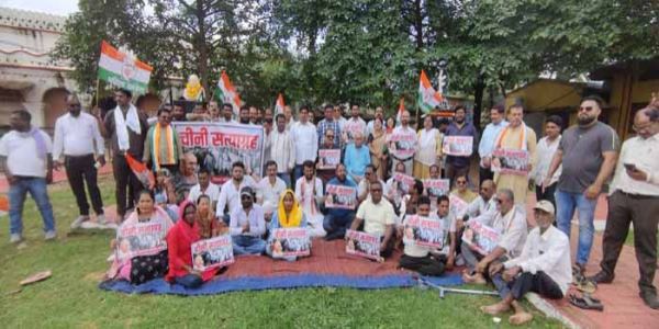 कांग्रेस ने महंगाई व चीनी की कीमतों में वृद्धि के खिलाफ किया चीनी सत्याग्रहआंदोलन