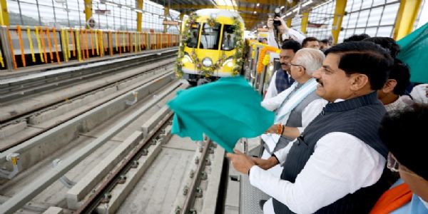 केन्द्रीय मंत्री मनोहर लाल ने इंदौर मेट्रो ट्रेन को हरी झंडी दिखाकर किया रवाना