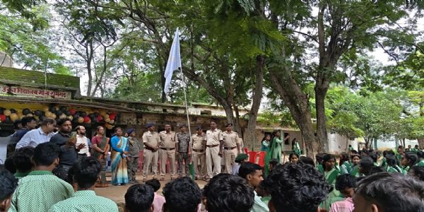 बाल विवाह, पॉक्सो, नशा और साइबर अपराध पर गोला पुलिस ने विद्यार्थियों को किया जागरूक