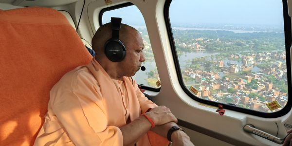 (अपडेट) मुख्यमंत्री योगी ने वाराणसी में बाढ़ प्रभावित क्षेत्रों का किया हवाई सर्वेक्षण,पीड़ितों को दी राहत सामग्री