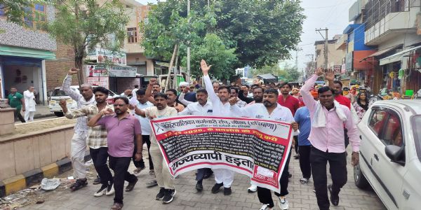 जींद : सफाई एवं अग्निशमन कर्मचारियों ने डिप्टी स्पीकर आवास पर किया प्रदर्शन