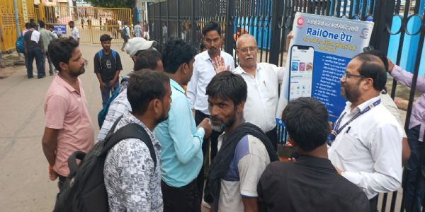 प्रयागराज जंक्शन पर यात्रियों को रेलवन ऐप के प्रति किया गया जागरूक, बतायी गयीं खूबियां
