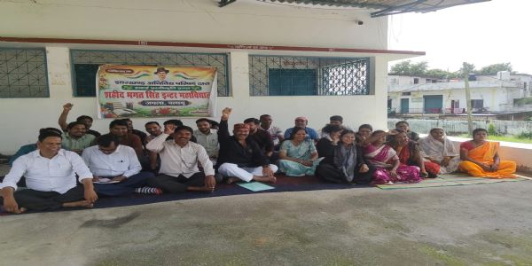 शिक्षक दिवस पर मांगों को लेकर धरने पर एसबीएस कॉलेज के कर्मी