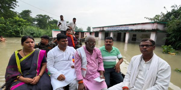 छपरा विधायक छोटी कुमारी ने बाढ़ प्रभावित क्षेत्रों का नाव से लिया जायजा