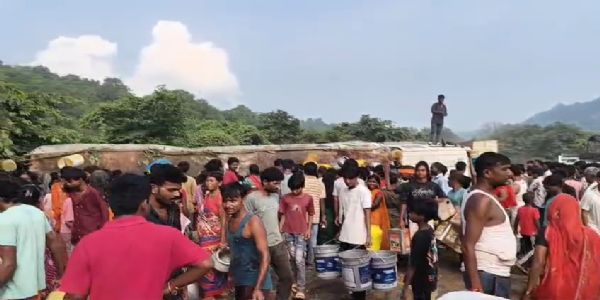 रिफाइन लदा टैंकर पलटा, तेल लूटने के लिए ग्रामीणों में मची होड़
