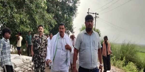 विधायक एवं एसडीएम ने बाढ़ प्रभावित क्षेत्रों का निरीक्षण कर ग्रामीणों की सुनी समस्या
