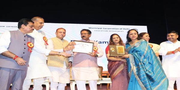 हर्ष मल्होत्रा ने निगम शिक्षकों को किया सम्मानित, निगम श्री विद्यालय सहित तीन कार्यक्रमों की घोषणा की