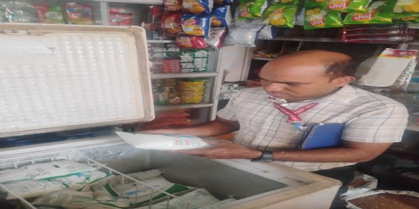 खाद्य सुरक्षा टीम ने रंगयुक्त खाद्य सामग्री और खराब रसगुल्ले किए नष्ट