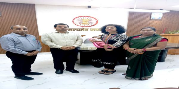 चार साल के इंतजार के बाद पूरा हुआ परिवार, डीएम ने बच्ची इशिका को दत्तक ग्रहण पूर्व पोषण देखरेख के लिए सौंपा