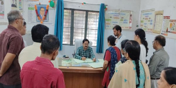 फर्रुखाबाद : सीएमओ को पांच स्वास्थ्य केंद्रों के निरीक्षण में अनुपस्थित मिले कई कर्मचारी, परेशानहाल दिखे मरीज
