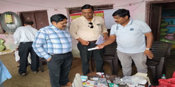 फर्रुखाबाद: बाढ़ प्रभावित क्षेत्र में सीएमओ ने उतारी 198 स्वास्थ्य विभाग की टीमें