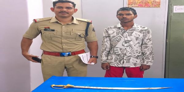 रायपुर : शहीद स्मारक के पास तलवार लहराकर लोगों को डराने वाला युवक गिरफ्तार