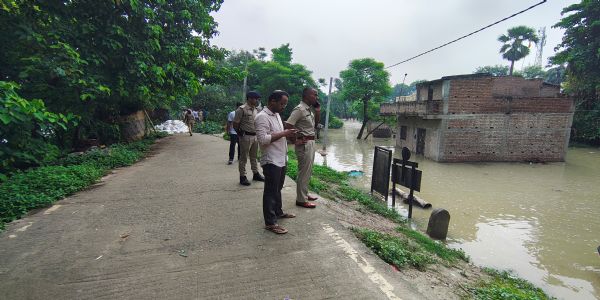 माही नदी के तटबंध टूटने के बाद जिला प्रशासन द्वारा युद्धस्तर पर हो रहा मरम्मति कार्य