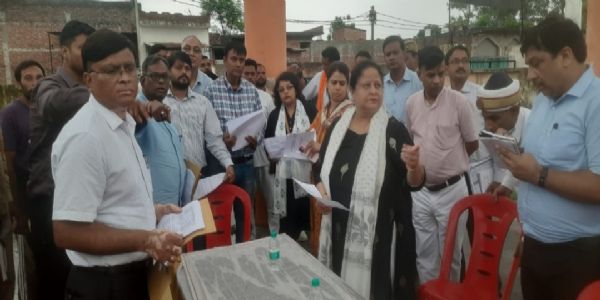 मंडलायुक्त ने बिजनौर के चांदपुर बास्टा, मानपुर अहरला मार्ग एवं जल जीवन मिशन की परियोजना का किया निरीक्षण