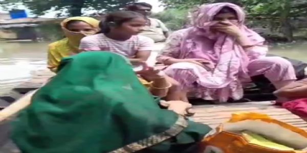 बाढ़ के बीच जिला प्रशासन और स्वास्थ्य विभाग की टीम ने प्रसव पीड़ित महिला का किया सफल रेस्क्यू