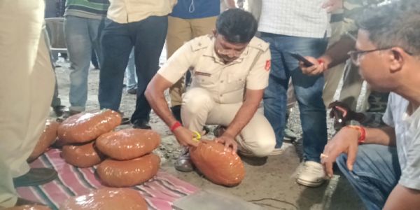 आरामबाग बस स्टैंड पर पुलिस की छापेमारी, बस से गांजे के 14 पैकेट के साथ दो गिरफ्तार
