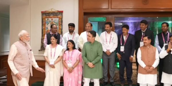बच्चों के व्यवहार और रोजमर्रा की गतिविधियों पर भी नजर रखें शिक्षक : प्रधानमंत्री मोदी