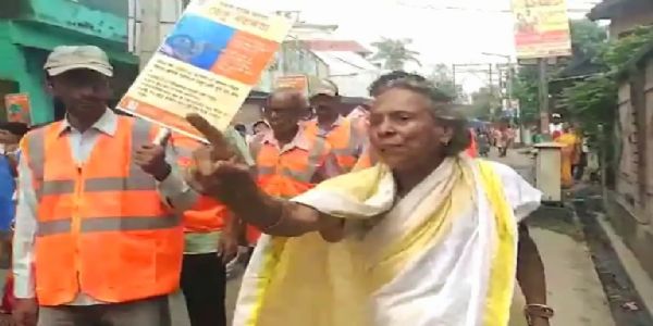 दिव्यांग बेटी के इलाज के लिए मां की मार्मिक गुहार