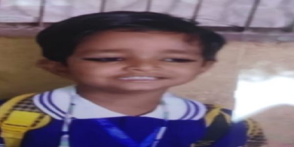 ई रिक्शा पलटने से बालक की दबकर मौत, मां घायल