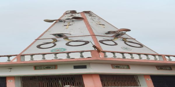 आकाशीय बिजली गिरने से मंदिर का गुंबद ध्वस्त, दीवारों में आईं दरारें