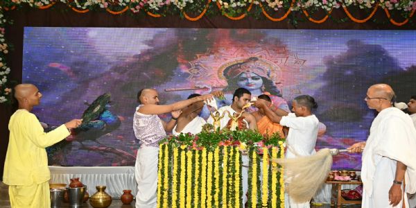 दिव्य महाभिषेक और 108 प्रकार के भोग से मना श्रीकृष्ण जन्मोत्सव, हजारों श्रद्धालुओं ने किए कान्हा के दर्शन