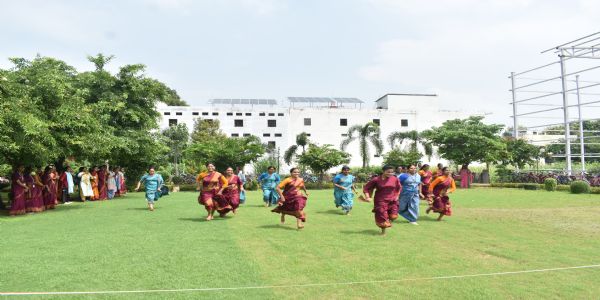 शिक्षक दिवस पर खेल मैदान में जमकर दौड़ीं गुरुजी, 100 मीटर में नंदनी वर्मा ने मारी बाजी