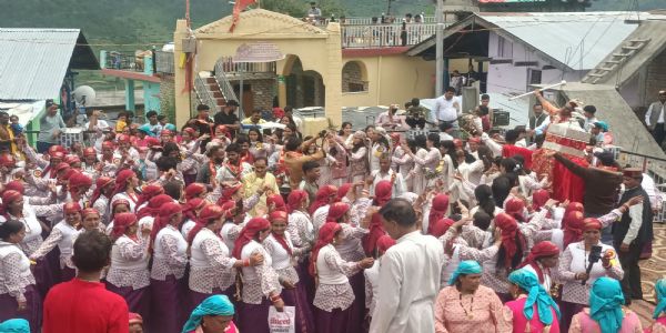 देवताओं को भेंट किए सोने व चांदी के उपहार