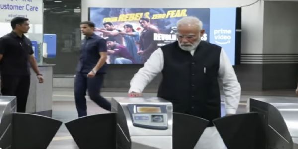 एसआरसीसी के शताब्दी समारोह में शामिल होने मेट्रो से पहुंचे प्रधानमंत्री