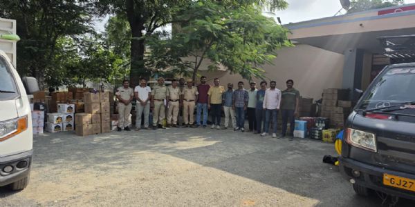 साठ लाख रुपये की अवैध शराब के साथ तीन तस्कर गिरफ्तार, सब्जी के खाली कैरेट की आड़ में हो रही थी तस्करी