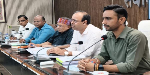 सदर अस्पताल में अनावश्यक रेफरल पर डीएम सख्त, मरीजों को बेहतर स्वास्थ्य सुविधा देने का निर्देश
