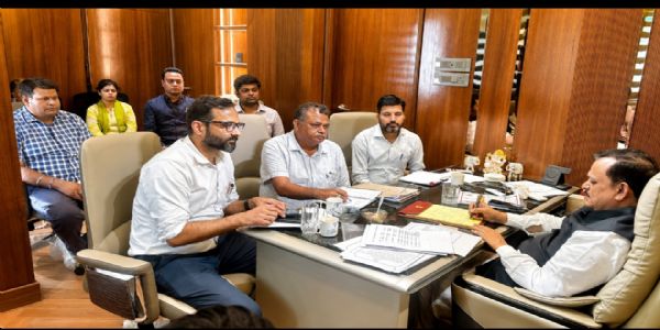 सड़कों और विकास कार्यों की सांसद ने की समीक्षा, अधिकारियों को दिए निर्देश