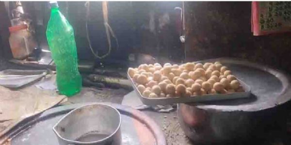 बालुरघाट में खाद्य सुरक्षा विभाग की बड़ी कार्रवाई, मिठाई दुकानों और रेस्टोरेंट का निरीक्षण