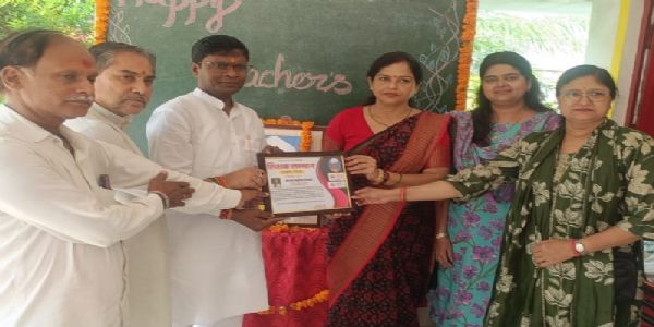 शिक्षा के क्षेत्र में उत्कृष्ट कार्य के लिए प्रधानाध्यापिका मधुरिमा तिवारी सम्मानित
