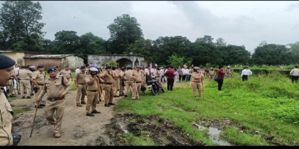 खुशहालपुर में सरकारी भूमि से अतिक्रमण हटाने की कार्रवाई, कई मकान ध्वस्त