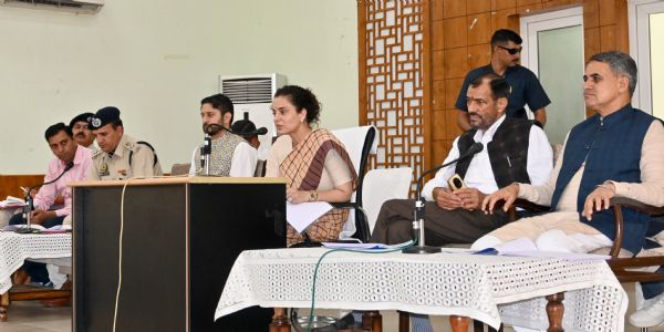 बढ़ते सड़क हादसों को रोकने के लिए जागरूकता अभियान में आधुनिक तकनीक का करें प्रभावी उपयोग : कंगना रनौत