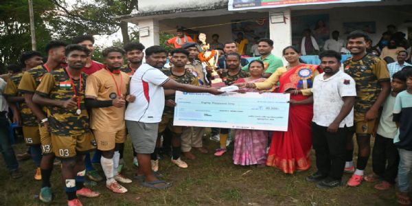 एतवा उरांव टूर्नामेंट का चैंपियन बनी एसके ब्रदर्स टीम