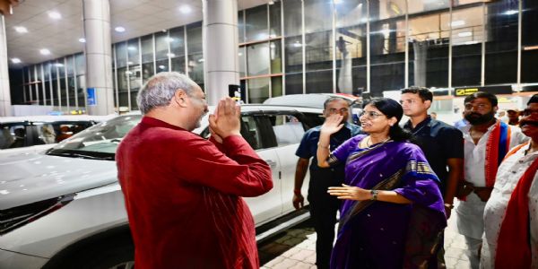 गोरखपुर एयरपोर्ट पर संजय निषाद की अनुप्रिया पटेल से शिष्टाचार भेंट, मौजूदा राजनीतिक परिदृश्य पर हुई सार्थक चर्चा