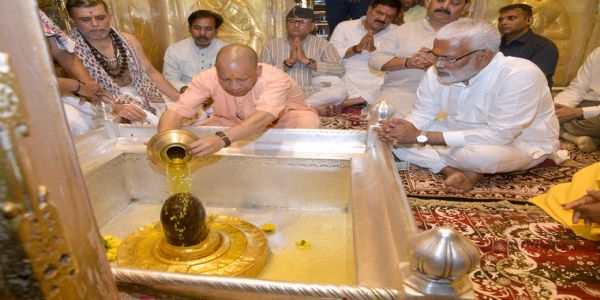 मुख्यमंत्री योगी ने बाबा कालभैरव व बाबा विश्वनाथ के दरबार में किया दर्शन पूजन