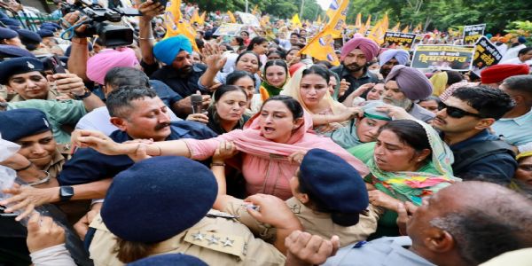 मुख्यमंत्री आवास की ओर मार्च कर रही अकाली दल महिला विंग ने किया प्रदर्शन, हरसिमरत कौर बादल समेत कई नेता गिरफ्तार
