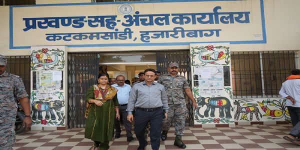 उपायुक्त ने कटकमसांडी प्रखंड का किया औचक निरीक्षण